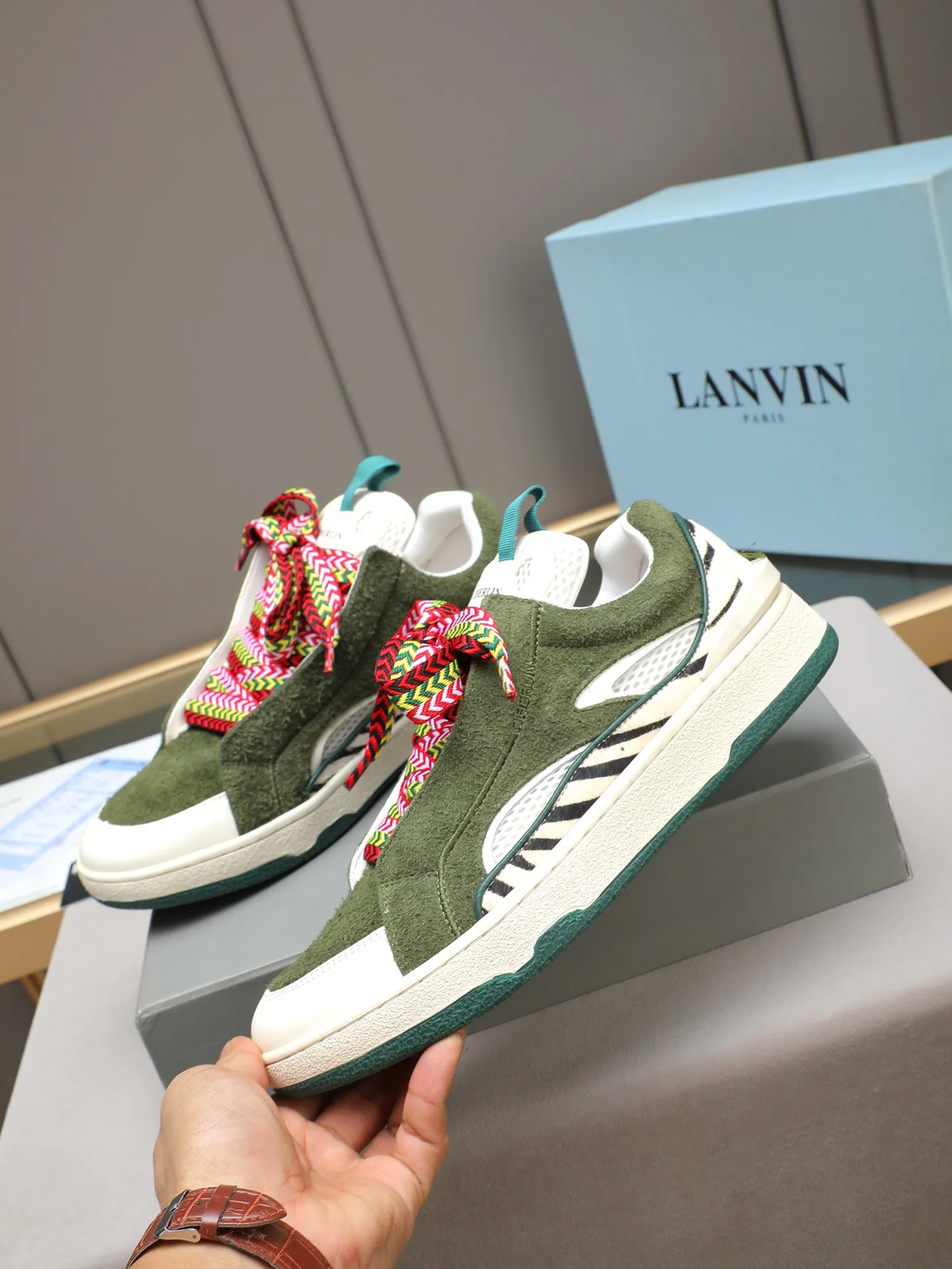 Men's shoes 💰640 [LANVIN] The latest fashionable item! High quality CLAY series‼ ️ The latest trendy products of the season 🌈Many bloggers have planted grass and purchased the original open-mold customization. The upper and outsole are sewn with mark threads without edge sealing. Multiple material splicing combination design. Very versatile for fashionable and casual wear. Comfortable on the feet. Self-recommended. Upper cowhide + cow suede + breathable mesh lining. Foot-padding cowhide. Exclusive original open-mold clear logo rubber outsole ⚠️38-44 (customized for 45)